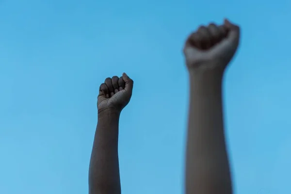 Close Pessoas Afro Americanas Levantando Mãos Sobre Fundo Azul Conceito — Fotografia de Stock