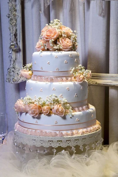 Vertical Closeup Shot Beautiful Three Layered Cake Rose Decorations — Stock Photo, Image