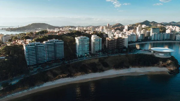 Gün Batımında Rio Janeiro Binaların Bulunduğu Güzel Bir Sahilin Manzarası — Stok fotoğraf