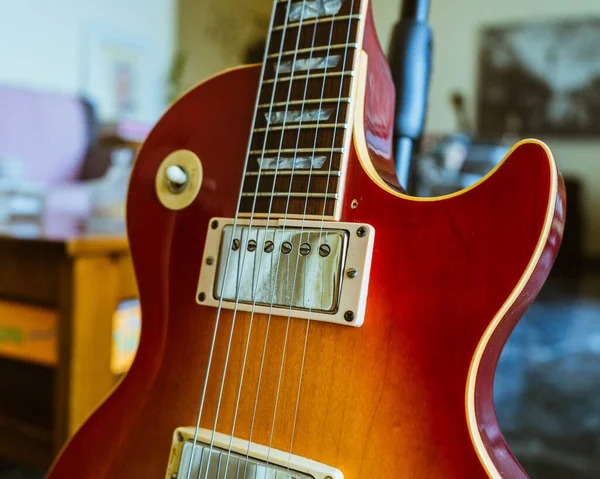 Closeup Shot Electric Guitar Blurred Background — Stock Photo, Image