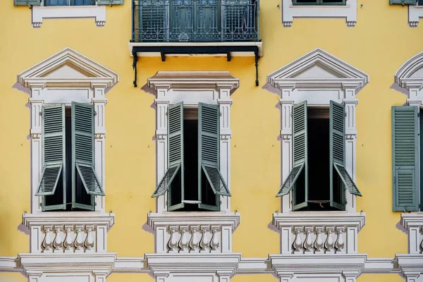 Windows Building Yellow Facade Place Garibaldi Nice France — Stock Photo, Image