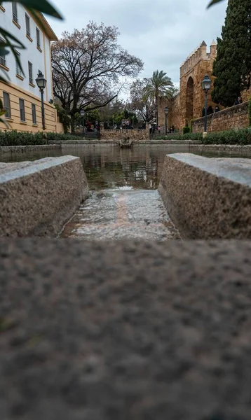 Ένα Κάθετο Πλάνο Ενός Σιντριβανιού Στην Κόρδοβα Ανδαλουσία Ισπανία — Φωτογραφία Αρχείου