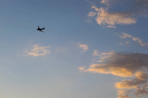 Plano Ángulo Bajo Una Silueta Avión Sobre Fondo Nublado —  Fotos de Stock