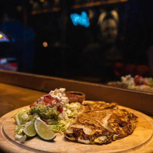 Eine Nahaufnahme Von Köstlichen Mexikanischen Quesadilla Mit Gegrilltem Käse Salat — Stockfoto