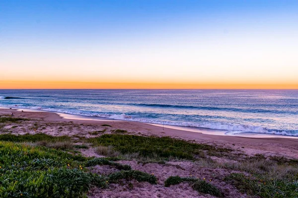 Uma Bela Foto Maré Rolando Praia Durante Pôr Sol — Fotografia de Stock