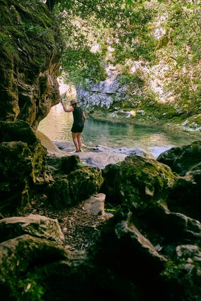 Disparo Vertical Alguien Cerca Del Lago Parque Natural Arche Ponadieu —  Fotos de Stock