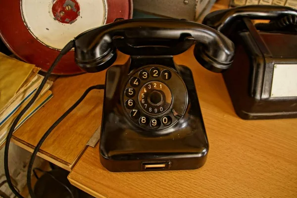 Egy Régi Klasszikus Telefon Egy Forgatható Tárcsával Egy Asztalon — Stock Fotó