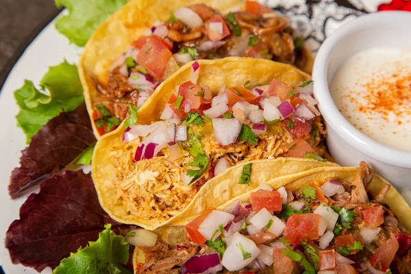 Närbild Dras Kött Tacos Med Lök Grönt Och Tomater Bredvid — Stockfoto