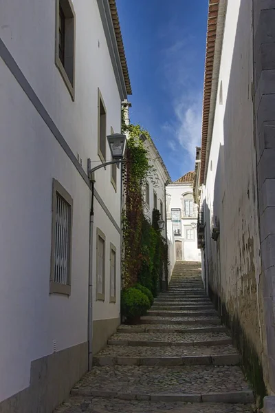 Estrecho Callejón Cuesta Arriba Con Pequeños Escalones Entre Edificios Apartamentos —  Fotos de Stock