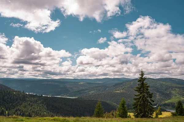 Eine Landschaft Aus Grünen Hügeln Unter Blauem Bewölkten Himmel Und — Stockfoto