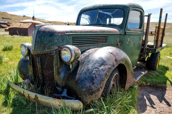 Obrázek Mátové Rustikální Patiny Mezinárodní Pickup Pod Slunečním Světlem — Stock fotografie
