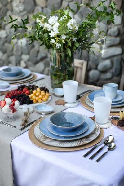 Een Verticaal Shot Van Servies Met Vruchten Bloemen Het Cafe — Stockfoto