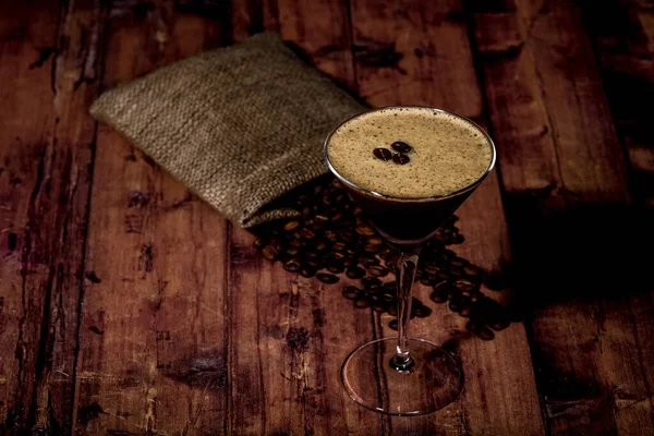 Hög Vinkel Skott Espresso Martini Med Kaffebönor Ovanpå Träyta — Stockfoto