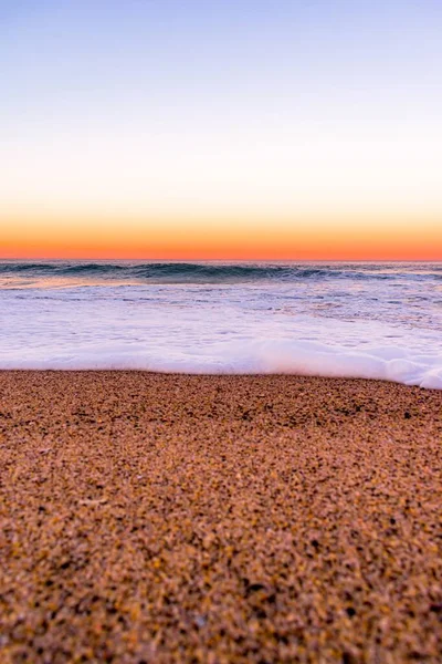 Красивый Вертикальный Снимок Пляжа Закате Идеально Подходит Мобильных Обоев — стоковое фото