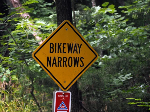 Closeup Shot Yellow Sign Text Wooden Pole Park — Stock Photo, Image