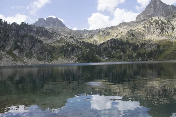 Der Faszinierende Blick Auf Einen See Umgeben Von Hügeln Und — Stockfoto