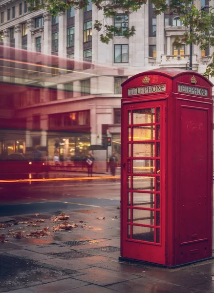Pionowe Ujęcie Budki Telefonicznej Londynie — Zdjęcie stockowe