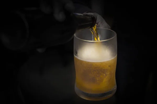 Tiro Perto Uma Mão Masculina Derramando Uma Cerveja Copo — Fotografia de Stock