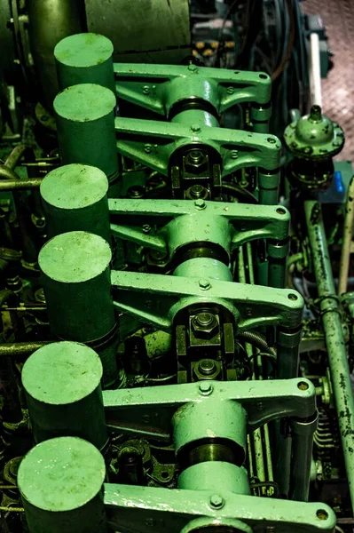 绿色船用发动机空间的一个垂直镜头 — 图库照片