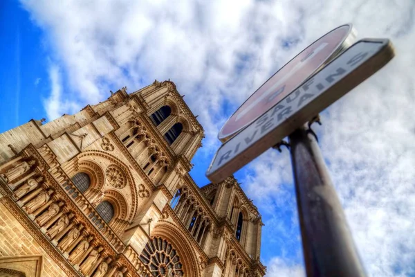 Una Toma Ángulo Bajo Catedral Notre Dame París Cartel Callejero — Foto de Stock