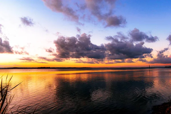 Захватывающий Вид Закат Солнца Над Спокойным Озером — стоковое фото