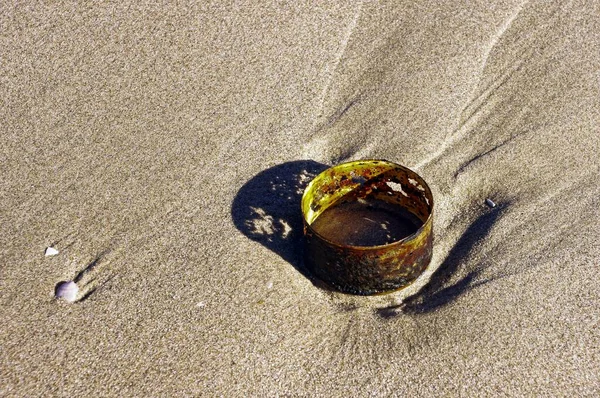 Uma Lata Enferrujada Velha Deixada Praia Arenosa Sob Luz Solar — Fotografia de Stock