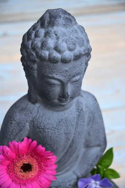 Pequena Estátua Buda Sobre Mesa Com Uma Margarida Transvaal Periwinkle — Fotografia de Stock