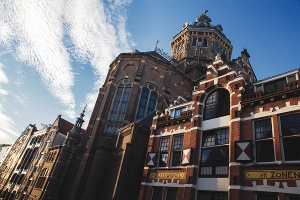 Plano Ángulo Bajo Los Edificios Ciudad Amsterdam Países Bajos — Foto de Stock