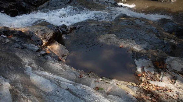 岩を流れる川の高角度のショット — ストック写真