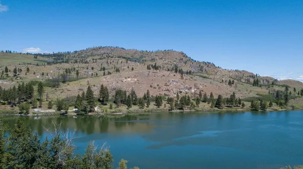 在绿树成荫的山景中空中拍摄的湖景 — 图库照片