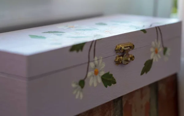 花のプリント入りの手作りの木製ジュエリーボックス — ストック写真
