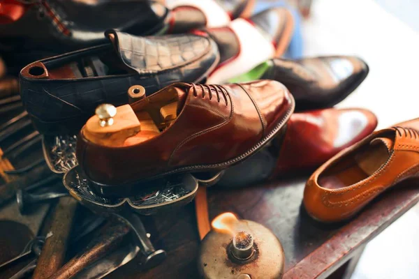 Eine Nahaufnahme Der Schönen Handgefertigten Schuhe Der Werkstatt — Stockfoto