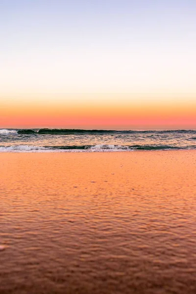 Piękne Ujęcie Przypływu Toczącego Się Plaży Zachodzie Słońca Idealne Mobilnej — Zdjęcie stockowe