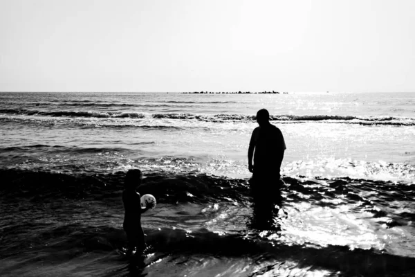 Una Toma Escala Grises Padre Una Hija Jugando Playa — Foto de Stock