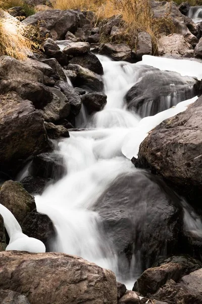 Крупный План Воды Протекающей Через Камни — стоковое фото