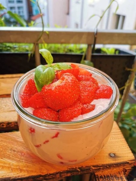 Jena Deutschland Juni 2020 Ein Vegetarischer Joghurt Mit Erdbeeren — Stockfoto