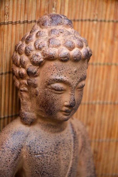 Primo Piano Messa Fuoco Superficiale Una Statua Buddha Pietra Rossa — Foto Stock