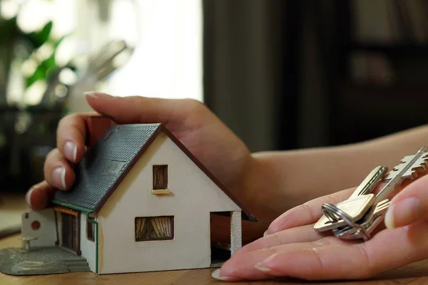 Een Close Van Een Vrouwelijke Hand Met Sleutels Naast Het — Stockfoto