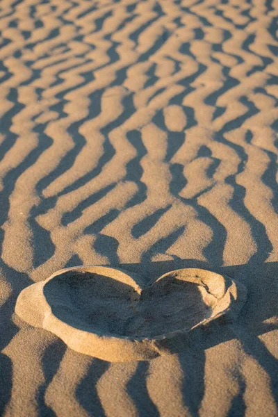 Kum Üzerinde Bir Kalbin Dikey Görüntüsü — Stok fotoğraf
