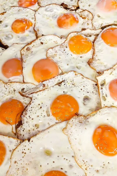 Sahanda Yumurtaların Dikey Yakın Çekimi — Stok fotoğraf