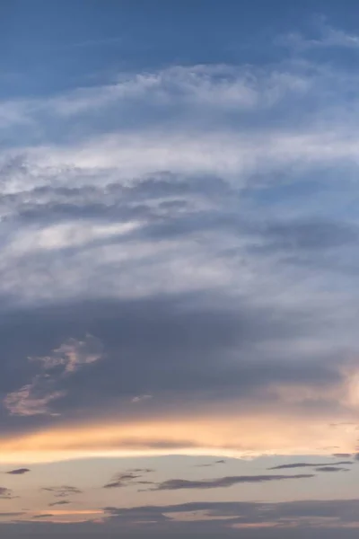 Una Toma Vertical Bajo Ángulo Las Nubes Impresionantes Cielo Colorido — Foto de Stock