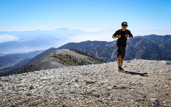 Baldy California 2018年6月26日 ハイカーがバルディ山の頂上に近づき 彼の後ろには山岳風景が広がっています — ストック写真