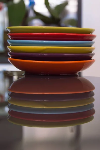 Набор Разноцветных Пластин Отражающихся Кухонном Столе — стоковое фото