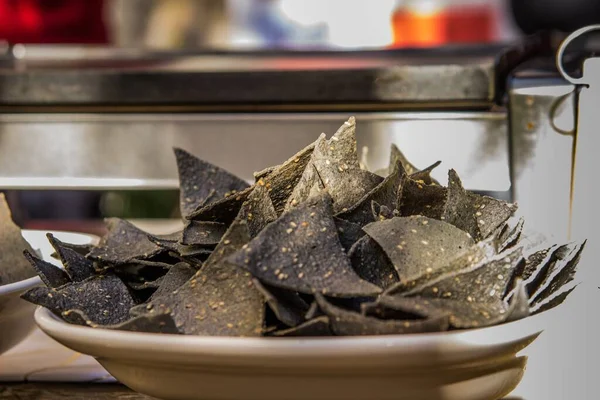 Gros Plan Croustilles Tortilla Noires Dans Bol Avec Fond Flou — Photo