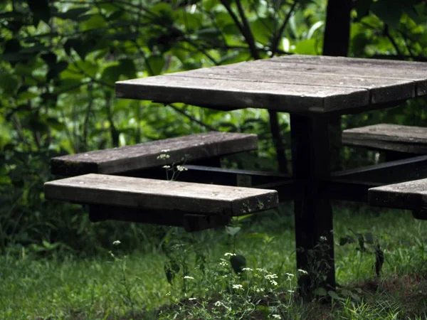 Nahaufnahme Eines Picknicktisches Mit Beigefügten Sitzen Einem Park — Stockfoto