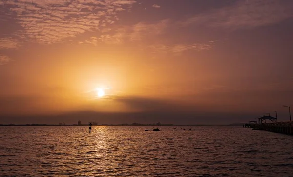 Спокойное Море Сверкает Сияющим Ярким Закатом — стоковое фото