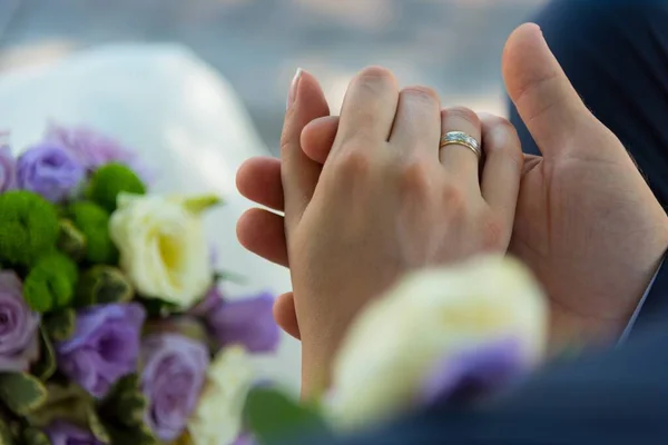 Primo Piano Mani Coppia Appena Sposati Bellissimo Sfondo Bouquet Nozze — Foto Stock