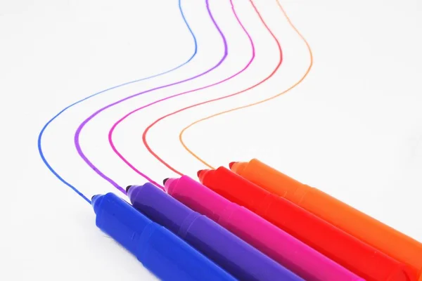 Primer Plano Marcadores Colores Dibujando Líneas Una Superficie Blanca —  Fotos de Stock