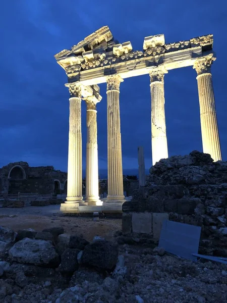 Colpo Verticale Angolo Basso Dello Straordinario Tempio Apollon Turchia — Foto Stock