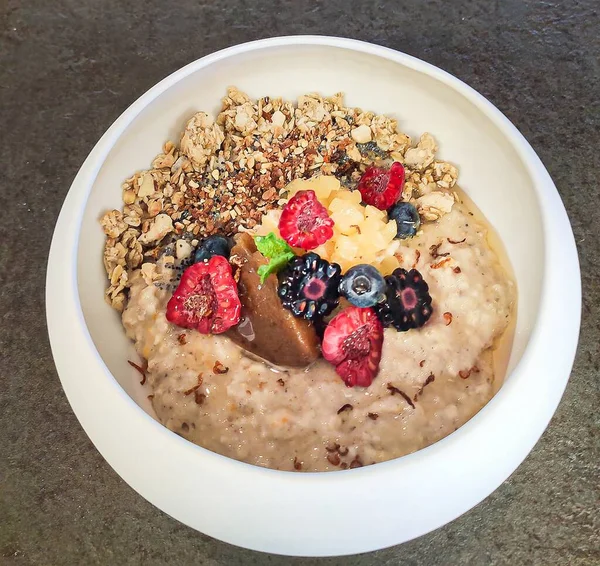 Nahaufnahme Eines Gesunden Frühstücks Mit Müsli Mit Joghurt Und Beeren — Stockfoto